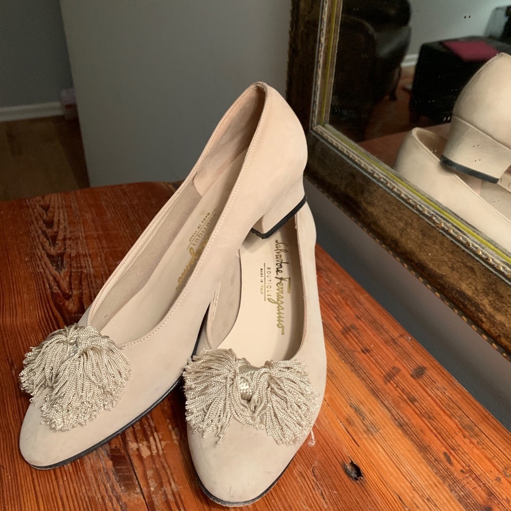 Vintage Salvatore Ferragmo tan suede shoes